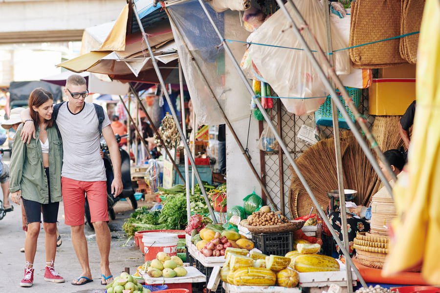 Turista mercado local chino